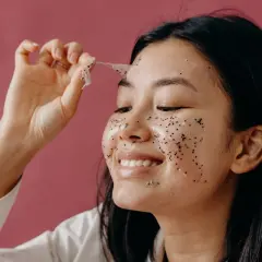 Maseczki peel-off DIY: Czy warto? Skuteczne przepisy i ryzyka