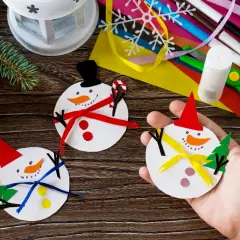 Ręcznie robiona ozdoba świąteczna diy: urocze bałwanki z papieru, gotowe do zawieszenia na choince.