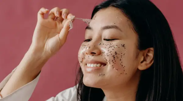 Maseczki peel-off DIY: Czy warto? Skuteczne przepisy i ryzyka