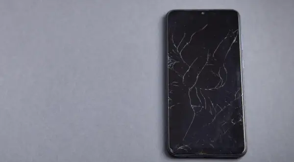 Pęknięty ekran w telefonie? Jak ocenić i czy warto naprawiać?