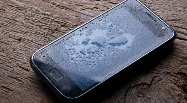 Zalany telefon: Działaj natychmiast! Uratuj go, zanim będzie za późno.