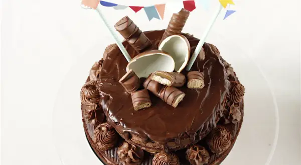 Idealne czekoladowe ozdoby na tort? Odkryj proste triki!