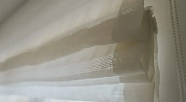 Roleta rzymska z firanki DIY: uszyj ją krok po kroku!