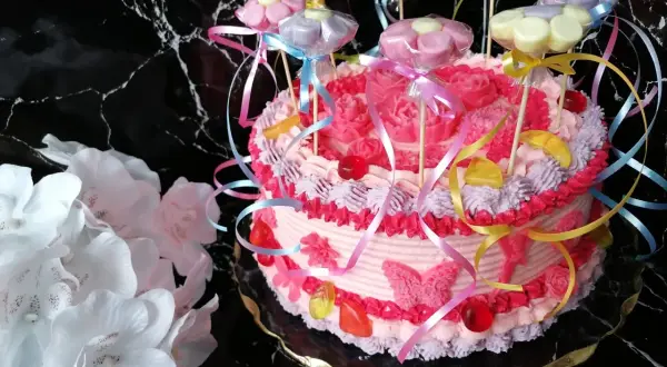 Jak zrobić ozdoby na tort? Proste triki Emilii Adamskiej!