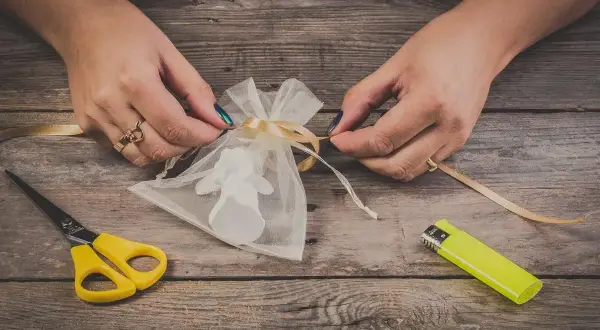 Twórz piękne dekoracje z satynowej wstążki: Poradnik DIY