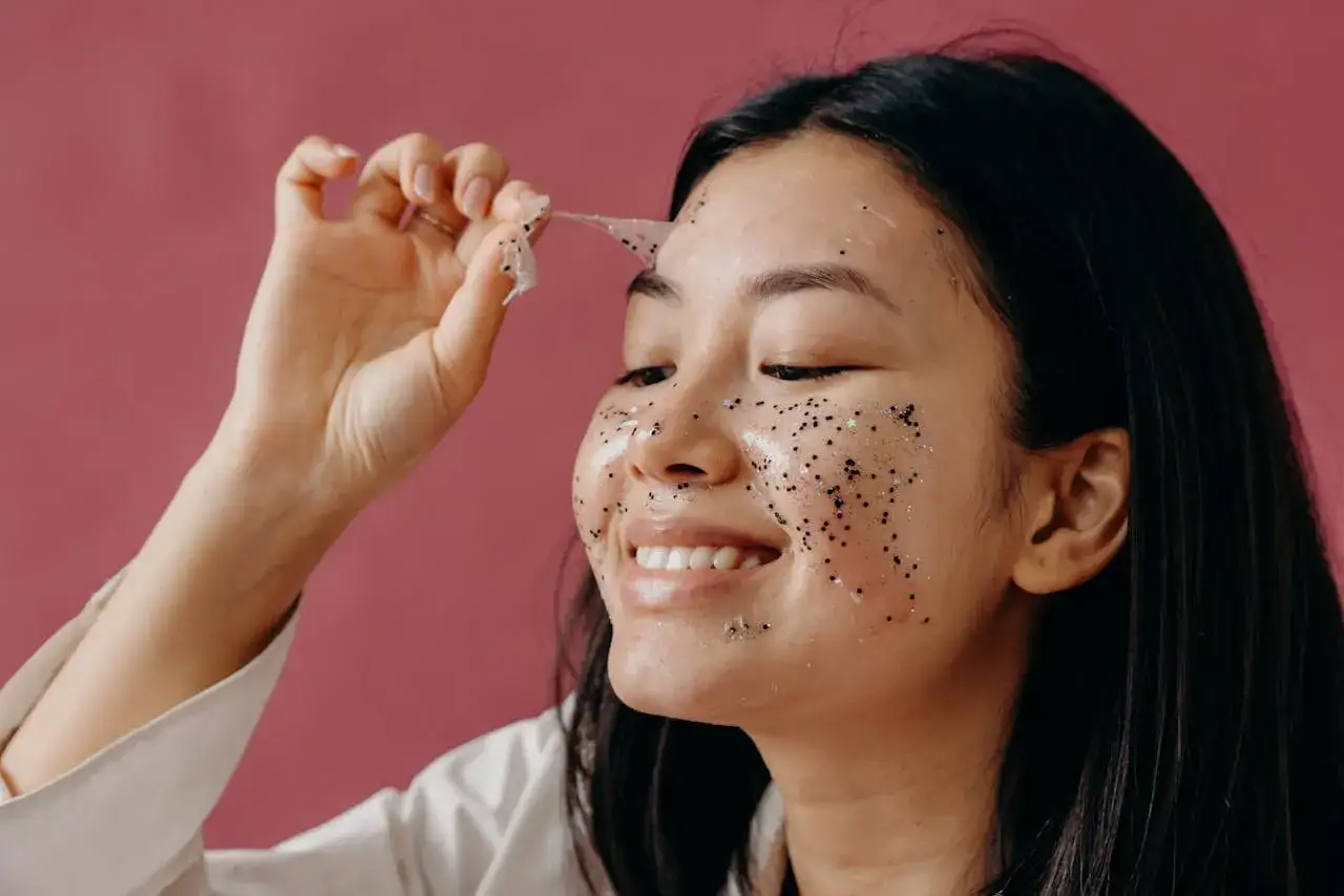 Maseczki peel-off DIY: Czy warto? Skuteczne przepisy i ryzyka
