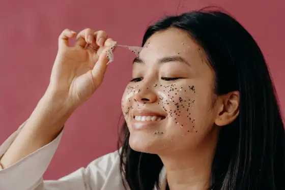 Maseczki peel-off DIY: Czy warto? Skuteczne przepisy i ryzyka