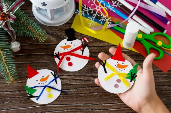 Ozdoby świąteczne DIY - proste pomysły z papieru i szyszek